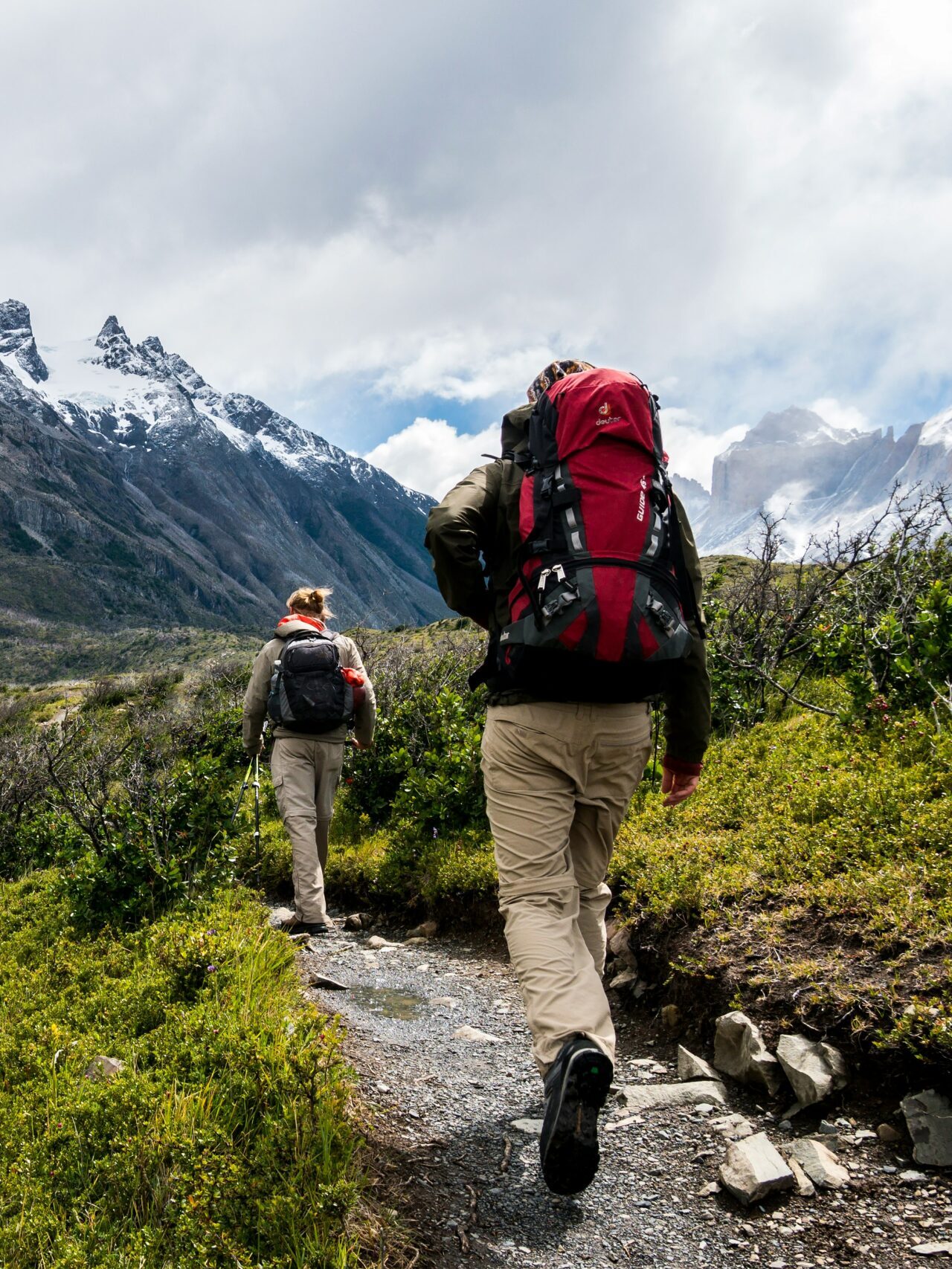 Startseite unsplash.com two person walking towards mountain covered with snow toomas tartes yizrl9n eda